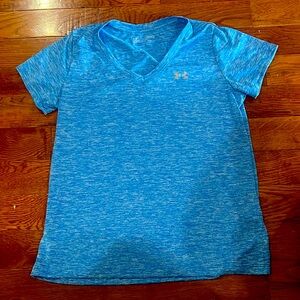 Women’s Size Large Under Armour V neck loose fit heat gear shirt.